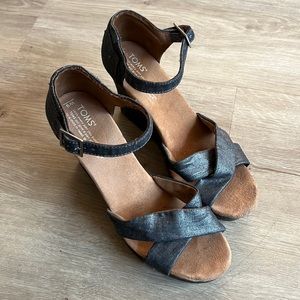 TOMS Wedge Sandals - Grey Metallic - Size 9